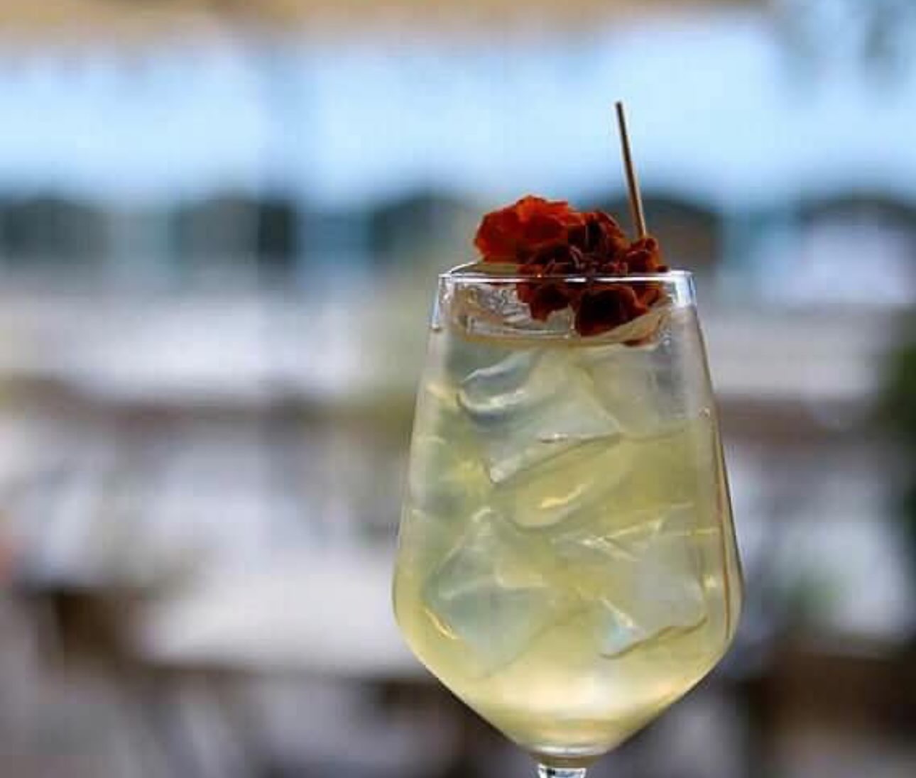 Atmosfera serale di Lungo Canale Cocktail Bar a Viareggio
